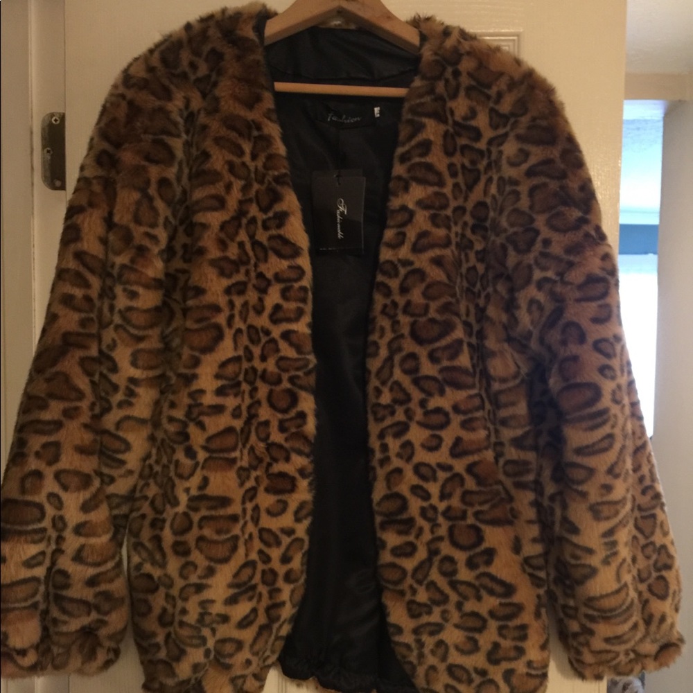 Women’s NWT faux fur Size M/L leopard coat